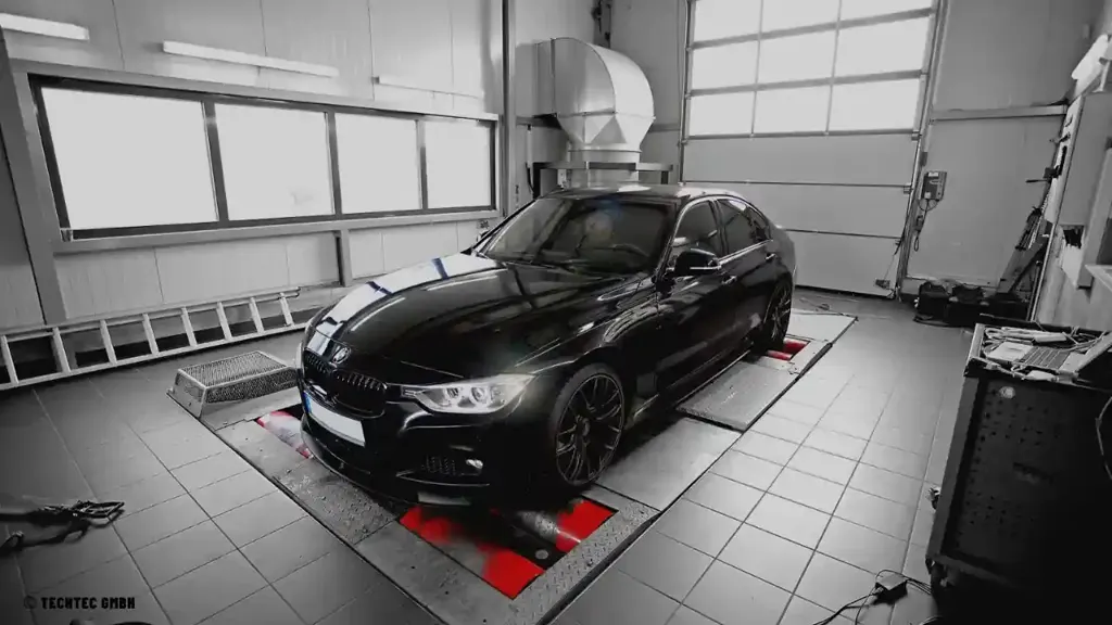 Fahrzeug beim professionellen Chiptuning auf dem Leistungsprüfstand in der Werkstatt