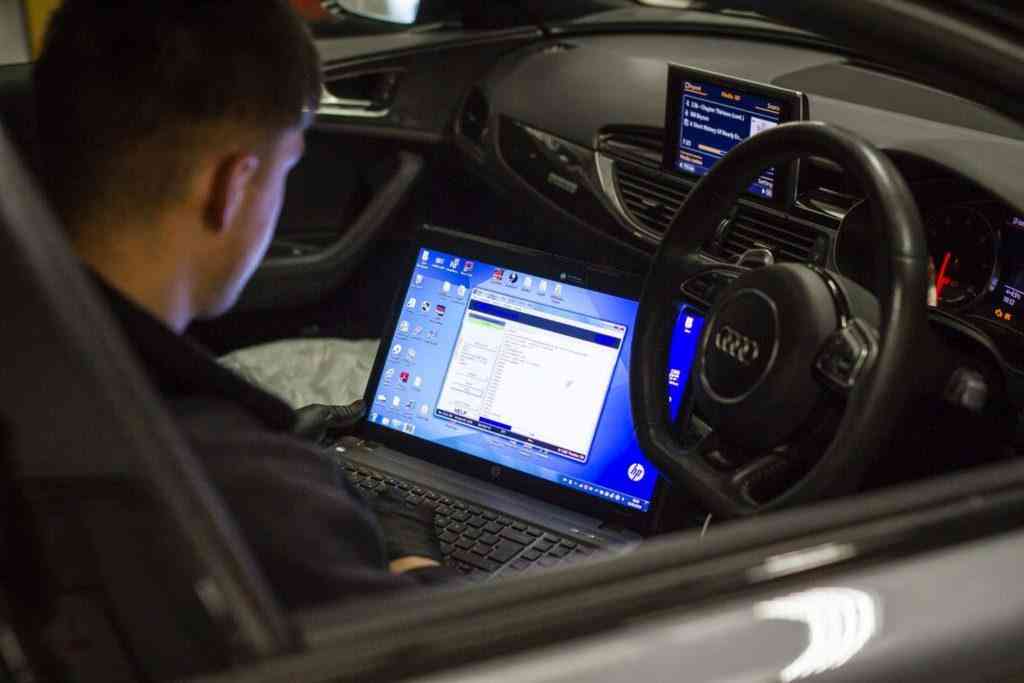 Mechaniker am Laptop erstellt Tuningfiles für Chiptuning Händler Tuningpartner Chiptuning
